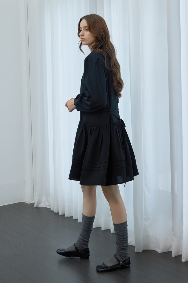 세련된 스타일을 연출해 줄 벨티드 볼륨 라운드 원피스입니다. 여성스러운 플레어 라인과 7부 소매 기장으로 우아함을 더하며, 라운드넥 디자인으로 편안한 착용감을 선사합니다. 허리 벨트 디테일은 허리 라인을 강조하여 더욱 슬림한 실루엣을 만들어줍니다. 무지 블랙 컬러로 미니멀하고 시크한 매력을 뽐내며, 데이트룩 및 모임룩에 활용하기 좋습니다. 봄, 가을 시즌에 어울리는 보통 두께감으로, 다양한 스타일 연출이 가능한 베이직 아이템입니다.
