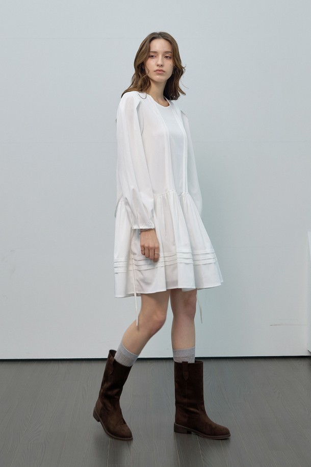 벨티드 볼륨 라운드 원피스는 여성스러운 실루엣을 연출하는 우아하고 미니멀한 디자인의 원피스입니다. 얇은 두께감과 긴 소매 기장으로 봄, 여름 시즌에 시원하게 착용하기 좋습니다. 라운드넥 디자인에 플레어 치마 타입으로 여성스러움을 더하고, 허리 벨트로 볼륨감을 살려 세련된 핏을 완성합니다. 데이트룩, 모임룩 등 특별한 날을 위한 스타일링에 제격이며, 미니멀, 클래식, 로맨틱 무드를 모두 연출할 수 있습니다. 화이트 컬러의 무지 디자인으로 어떤 스타일에도 쉽게 매치할 수 있는 활용도 높은 아이템입니다.
