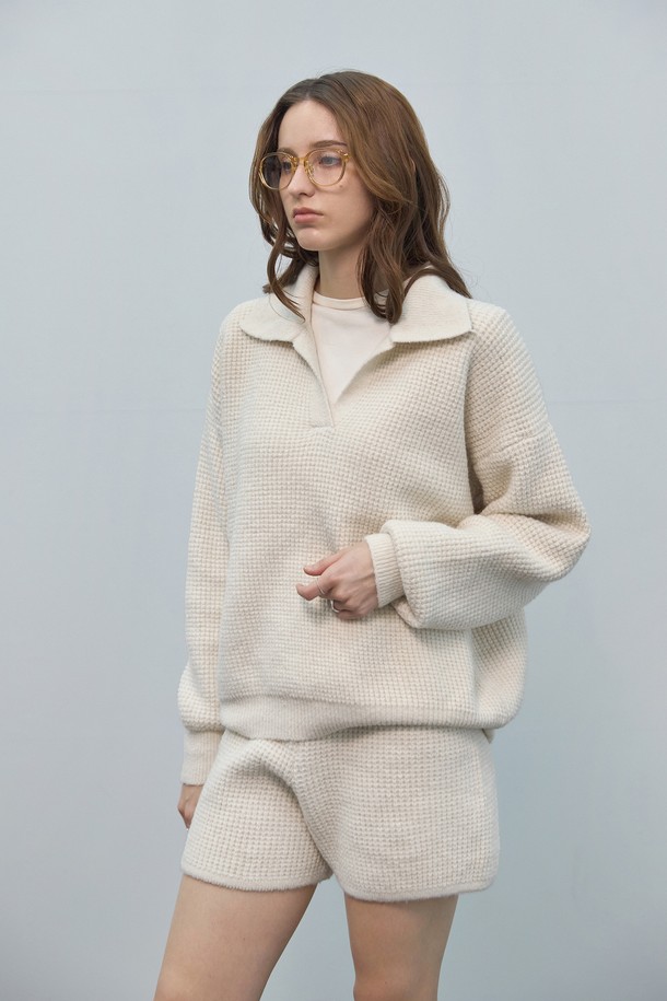 **와플 쇼츠 앤드 카라 니트 세트**는 여성용으로, 봄, 가을에 어울리는 캐주얼하고 베이직한 스타일의 세트 상품입니다. 아이보리와 베이지 두 가지 색상으로 출시되었으며, 부드러운 니트 소재의 와플 패턴이 특징입니다. 카라넥 디자인과 긴소매로, 데이트룩이나 봄 소풍룩에 적합합니다. 레귤러핏으로 편안하게 착용할 수 있으며, 중간 두께감으로 간절기 날씨에 적합합니다.
