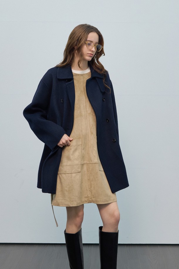 부드러운 스웨이드 소재의 레이어드 디자인 원피스입니다. 베이지 색상으로, 가을과 겨울에 따뜻하고 포근한 느낌을 줍니다. 라운드넥에 반소매, 레귤러핏으로 제작되어 편안한 착용감을 선사합니다. 일상복, 데이트룩, 모임룩 등 다양한 TPO에 활용 가능하며, 캐주얼, 미니멀, 클래식 스타일을 연출하기 좋습니다. 미니 기장에 포켓 디테일이 더해져 실용성을 더했습니다.
