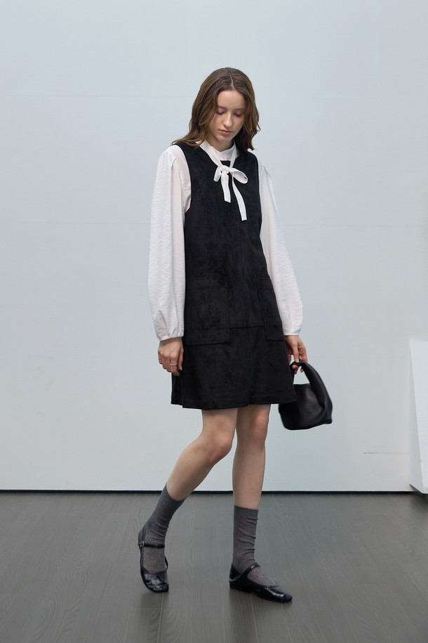 **레이어드 페이크 스웨이드 원피스**는 클래식하고 엘레강스한 스타일을 연출하는 여성 의류입니다. 부드러운 촉감의 스웨이드 소재와 레귤러핏으로 편안한 착용감을 선사하며, 봄, 가을에 적합합니다. 블랙과 화이트 두 가지 컬러로 출시되어 다양한 코디에 활용 가능하며, 리본넥과 레이어드 디자인, 콘트라스트 배색이 특징입니다. 데이트룩, 모임룩, 소개팅룩 등 특별한 날을 위한 스타일링에 적합하며, 미니멀하고 로맨틱한 무드를 더해줍니다. 긴 소매 기장으로 우아함을 더하여 당신의 매력을 한층 돋보이게 합니다.
