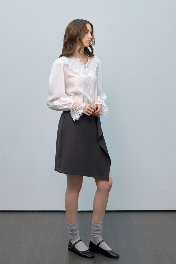 우아하고 로맨틱한 무드의 여성 레이스 카라 볼륨 블라우스입니다. 부드러운 촉감과 얇은 두께로 봄, 가을에 편안하게 착용하기 좋습니다. 레이스 카라와 소매 디테일이 여성스러운 분위기를 더하며, 루즈핏 실루엣과 볼륨감 있는 디자인으로 세련된 스타일을 연출합니다. 데이트룩, 모임룩, 소개팅룩 등 다양한 TPO에 활용할 수 있으며, 클래식, 로맨틱, 미니멀 스타일을 즐겨 입는 분들께 추천합니다. 화이트 컬러로 깨끗하고 깔끔한 인상을 선사합니다.
