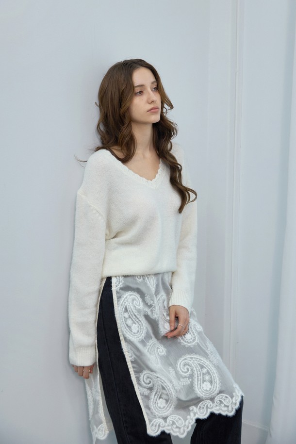 부드러운 촉감의 스켈럽 딥 브이넥니트입니다. 가을, 겨울 시즌에 어울리는 두꺼운 두께감과 긴 소매 기장으로 따뜻하게 착용할 수 있습니다. 페미닌하고 베이직한 스타일을 연출하며, 데이트룩과 모임룩에 적합합니다. 네크라인은 브이넥으로 디자인되었으며, 스켈럽 디테일이 여성스러운 포인트를 더합니다. 클래식, 미니멀 스타일을 선호하는 여성분들께 추천합니다.
