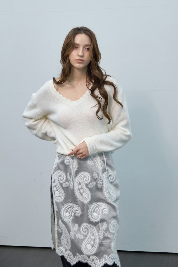 우아하고 여성스러운 분위기를 연출하는 레이스 랩 레이어드스커트입니다. 부드러운 촉감의 레이스 소재에 랩 스타일과 레이어드 디자인을 더해 세련된 실루엣을 선사합니다. 봄, 가을 시즌에 어울리는 얇은 두께감으로 편안하게 착용 가능하며, 페이즐리 레이스 패턴이 은은한 포인트를 줍니다. 화이트와 그레이 두 가지 색상으로 준비되어 데이트룩, 모임룩, 소개팅룩 등 다양한 TPO에 활용 가능합니다. 클래식, 로맨틱, 미니멀 스타일을 즐겨 입는 여성분들께 추천합니다.
