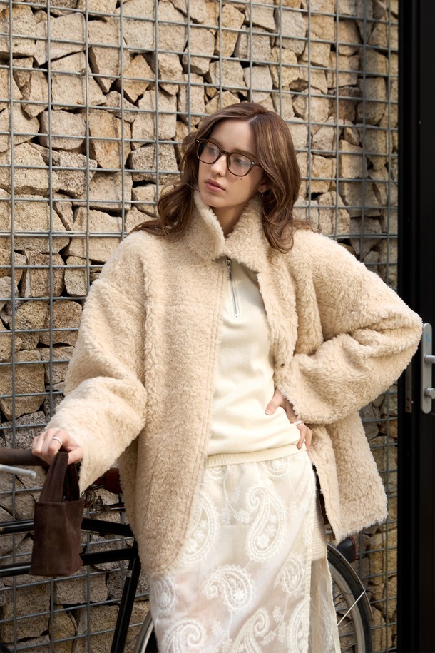 **시어링 울 카라무스탕**

부드러운 촉감과 따뜻함을 선사하는 여성용 시어링 울 카라무스탕입니다. 브라운, 베이지 컬러로 출시되어 클래식하고 캐주얼한 스타일을 연출하기 좋습니다. 가을과 겨울, 일상에서 편안하게 착용할 수 있으며, 레귤러핏에 싱글 버튼 여밈 방식으로 간편하게 스타일링할 수 있습니다. 안감은 퍼 소재로 제작되어 보온성을 높였으며, 시어링 디테일과 카라 디자인이 돋보입니다. 데이트룩, 모임룩 등 다양한 TPO에 활용 가능하며 미니멀한 스타일까지 소화할 수 있습니다.
