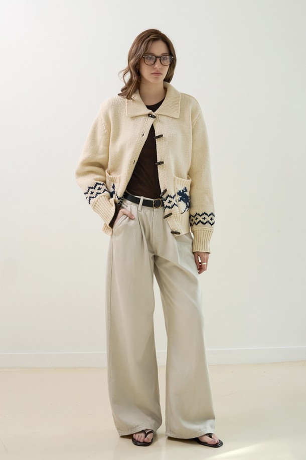 데일리부터 데이트룩까지 활용 가능한 여성용 프리미엄 데님 팬츠입니다. 아이보리와 화이트 두 가지 색상으로 출시되어 어떤 상의와도 쉽게 매치할 수 있습니다. 봄, 여름, 가을 시즌에 적합하며, 와이드 루즈핏의 하이웨스트 디자인으로 편안함과 스타일리시함을 동시에 잡았습니다. 데님 소재 특유의 견고함과 무지 패턴으로 미니멀하고 클래식한 분위기를 연출하며, 캐주얼룩을 즐겨 입는 분들께 추천합니다.
