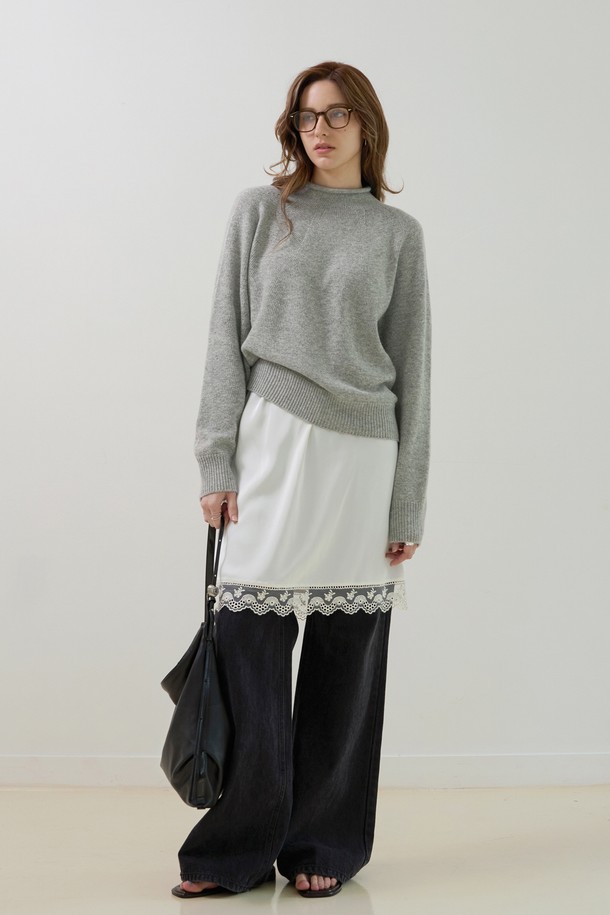 부드러운 울 소재의 하프넥 홀가먼트 니트입니다. 가을, 겨울 시즌에 어울리는 두꺼운 두께감으로 따뜻하게 착용할 수 있습니다. 베이직하고 미니멀한 스타일로 출근룩을 포함한 일상에서도 활용하기 좋습니다. 레귤러 핏과 긴 소매 기장으로 편안함을 더했으며, 심플한 디자인과 무지 패턴이 특징입니다. 그레이 컬러로 다양한 하의와 매치하기 용이합니다.
