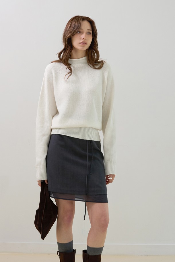 베이직하고 미니멀한 스타일의 하프넥 홀가먼트니트입니다. 부드러운 니트 소재로 제작되어 가을, 겨울철 따뜻하게 착용할 수 있으며, 두꺼운 두께감으로 포근함을 더합니다. 긴 소매와 레귤러 핏으로 편안한 착용감을 선사하며, 출근룩과 모임룩 등 다양한 TPO에 활용 가능합니다. 화이트, 아이보리 두 가지 색상으로 출시되어 어떤 스타일에도 쉽게 매치할 수 있는 심플한 디자인의 니트입니다.
