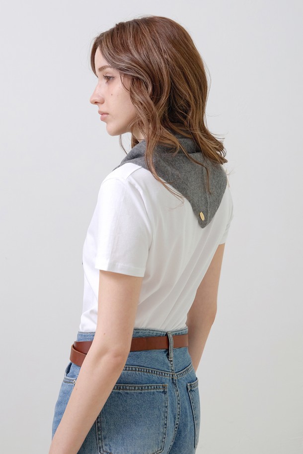 부드러운 촉감의 소프트 트라이앵글 니트 머플러입니다. 얇은 두께감으로 가을, 겨울철에 부담 없이 착용하기 좋으며, 캐주얼, 미니멀, 클래식 스타일을 즐겨 입는 여성분들께 추천합니다. 베이직한 디자인에 무지 패턴, 그리고 그레이 컬러로 어떤 옷에도 잘 어울립니다. 트라이앵글 디자인이 목을 포근하게 감싸주어 따뜻함을 더해줍니다. 일상생활에서 편안하게 활용할 수 있는 아이템입니다.
