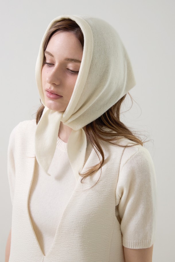 부드러운 촉감의 여성용 소프트 트라이앵글 니트 머플러입니다. 미니멀하고 베이직한 디자인으로 가을, 겨울철 일상룩에 활용하기 좋습니다. 얇은 두께의 니트 소재로 제작되었으며, 삼각형 형태의 독특한 디자인이 특징입니다. 화이트와 아이보리 두 가지 색상으로 제공되어 다양한 스타일에 매치하기 용이합니다. 미니멀, 클래식, 캐주얼 등 어떤 스타일에도 잘 어울려 폭넓게 활용할 수 있습니다.
