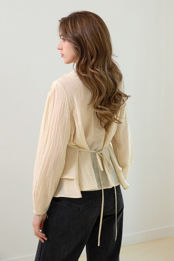 아이보리와 블랙 컬러로 만나볼 수 있는 뷔스티에 라운드블라우스입니다. 봄, 가을에 어울리는 얇은 두께감과 부드러운 촉감으로 편안하게 착용할 수 있습니다. 무지 디자인에 긴 소매, 라운드넥으로 베이직하면서도 우아한 스타일을 연출하며, 배색 디자인으로 포인트를 더했습니다. 데이트룩, 모임룩으로 클래식, 미니멀, 걸리시한 스타일을 완성해보세요. 레귤러핏으로 누구나 부담 없이 즐겨 입을 수 있는 아이템입니다.
