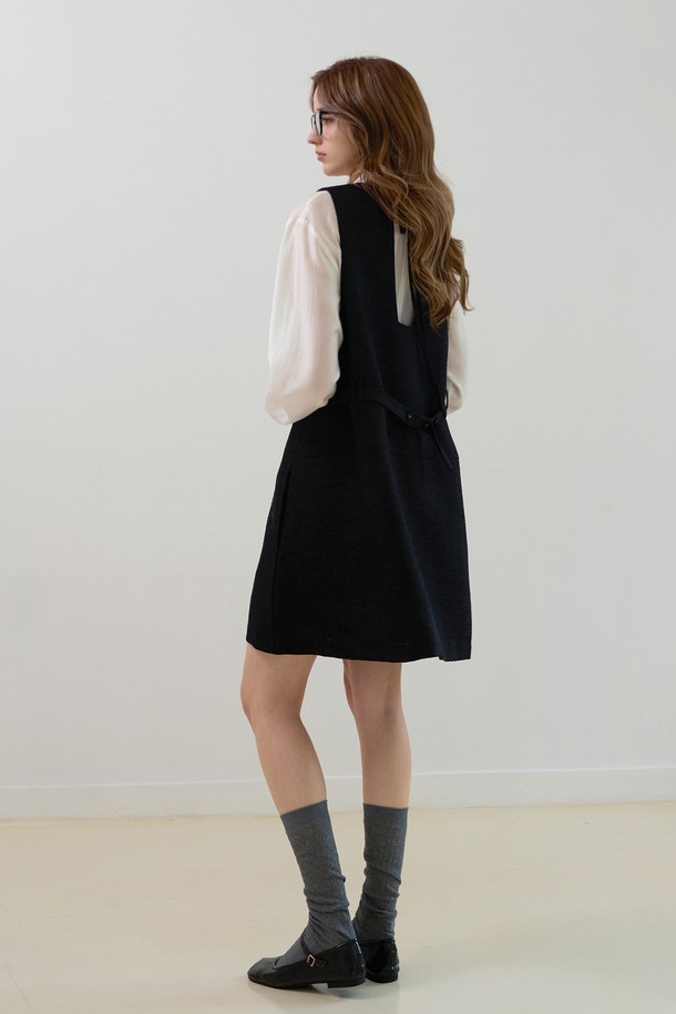 트위드 브이원피스는 여성 의류로, 일상, 오피스룩, 모임룩, 소개팅룩 등 다양한 TPO에 활용할 수 있습니다. 클래식, 미니멀, 시크 스타일을 추구하는 분들께 추천하며, 봄, 가을에 착용하기 좋습니다. 블랙 컬러의 무지 디자인으로, 두꺼운 트위드 소재와 긴 소매가 특징입니다. 뻣뻣한 촉감과 레귤러핏으로 제작되었으며, V넥 라인과 포켓 디테일이 돋보입니다. 
