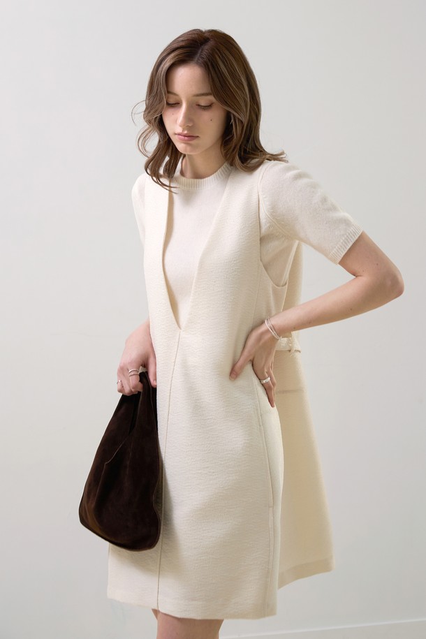 아이보리, 화이트 컬러의 트위드 브이원피스입니다. 얇은 두께감과 뻣뻣한 촉감의 트위드 소재로 제작되었으며, 봄, 가을에 어울리는 레귤러핏의 여성 원피스입니다. V넥 라인과 반소매 디자인, H라인 치마 타입으로 클래식하고 미니멀한 스타일을 연출합니다. 심플한 디자인과 미니 기장으로 데이트룩, 모임룩에 활용하기 좋습니다.
