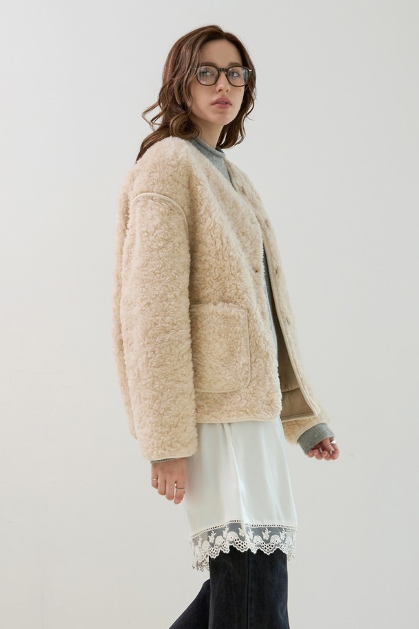 부드러운 촉감의 플리스 소재와 시어링으로 포근함을 더한 라운드 시어링 자켓입니다. 아이보리, 베이지 두 가지 색상으로 출시되어 어떤 옷에도 쉽게 매치할 수 있습니다. 캐주얼, 베이직 스타일을 즐겨 입는 여성분들께 추천하며, 가을, 겨울 시즌 데일리룩에 따뜻함을 더해줍니다. 집업 여밈 방식과 오버핏 디자인으로 편안한 착용감을 선사하며, 크롭 기장으로 트렌디한 스타일을 연출합니다. 포켓 디테일이 있어 실용성을 더했습니다.
