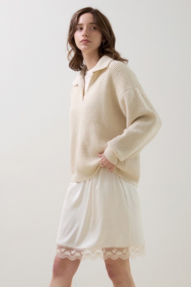 "실키 레이어드 레이스스커트"는 부드러운 실크와 레이스 소재로 제작되어 은은한 광택과 고급스러운 분위기를 자아냅니다. A라인 핏과 루즈핏으로 편안하면서도 여성스러운 실루엣을 연출하며, 레이어드 디자인과 섬세한 레이스 디테일이 돋보입니다. 봄, 가을 시즌에 어울리며, 데이트룩이나 모임룩으로 활용하여 엘레강스하고 페미닌한 스타일을 완성할 수 있습니다. 화이트와 블랙 두 가지 색상으로 제공되어, 클래식, 로맨틱, 미니멀 스타일 모두 소화 가능합니다.
