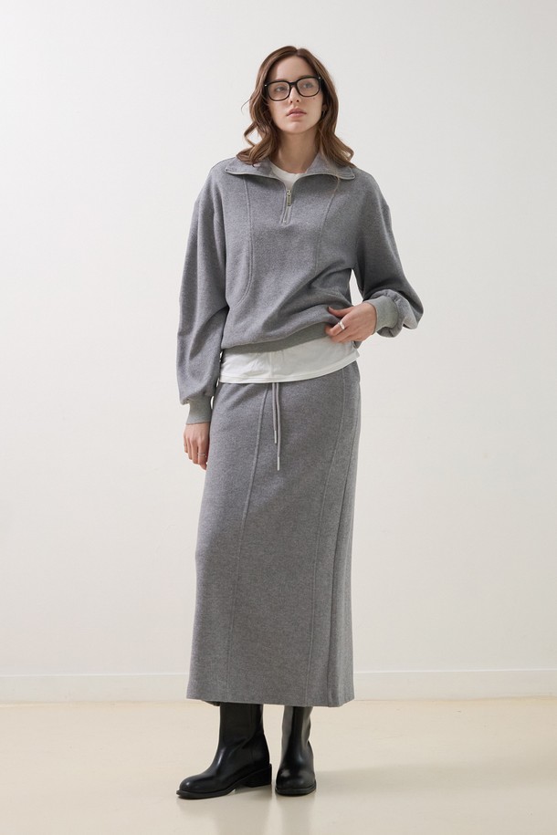 부드러운 면 소재로 제작되어 편안한 착용감을 선사하는 커브 스트링 밴딩스커트입니다. 베이직한 디자인과 A라인 핏으로 캐주얼한 무드를 연출하며, 일상 속에서 편안하게 즐겨 입기 좋습니다. 허리 부분의 스트링 디테일로 허리 라인을 조절하여 더욱 슬림한 핏을 연출할 수 있습니다. 톤 다운된 그레이 컬러와 무지 패턴으로 다양한 상의와 쉽게 매치할 수 있으며, 산책룩이나 미니멀한 스타일을 연출하기 좋습니다. 실용성을 더하는 포켓 디테일까지 갖춰 활동성을 높였습니다.
