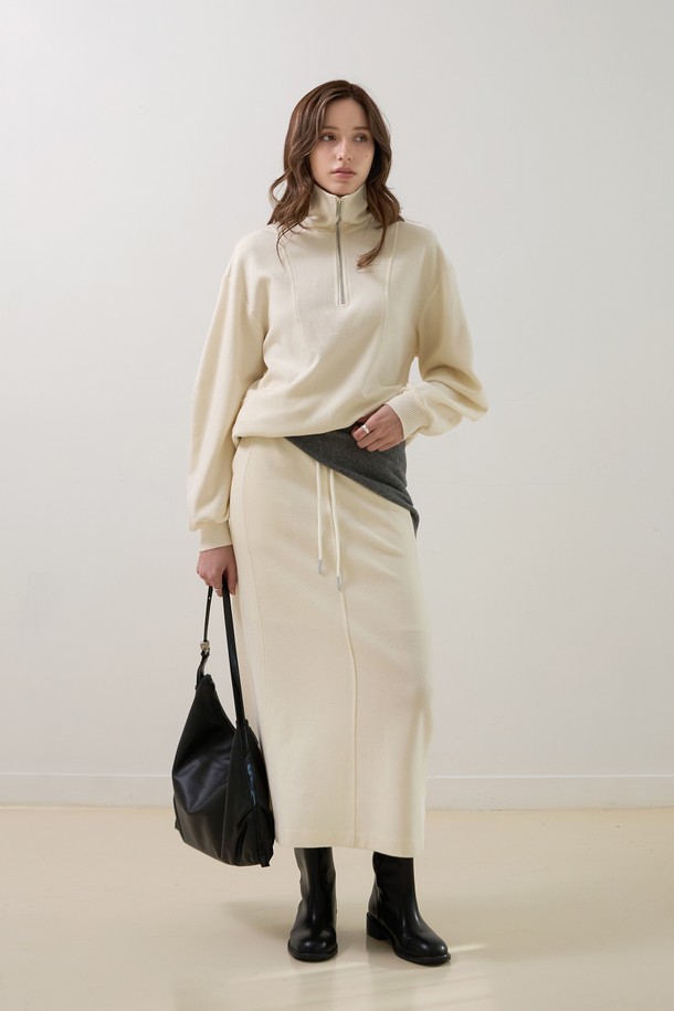 **커브 스트링 밴딩스커트**는 여성 의류로, 캐주얼 및 미니멀 스타일을 지향합니다. 가을과 겨울에 어울리는 두꺼운 두께감의 A라인 스커트로, 아이보리 컬러의 무지 디자인입니다. 허리 부분은 밴딩 처리되어 편안한 착용감을 제공하며, 스트링 디테일로 포인트를 더했습니다. 루즈핏으로 제작되어 편안하면서도 스타일리시한 룩을 연출할 수 있습니다.
