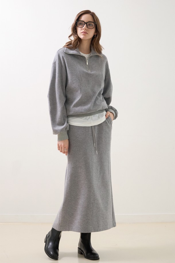 부드러운 면 소재로 제작되어 포근한 착용감을 선사하는 커브 하이넥 하프집업입니다. 캐주얼하고 베이직한 디자인으로 일상룩, 출근룩 등 다양한 TPO에 활용하기 좋습니다. 넉넉한 루즈핏과 하이넥 디자인이 편안함과 스타일리시함을 동시에 만족시키며, 가을, 겨울 시즌 따뜻하게 입을 수 있는 두꺼운 두께감의 긴소매 제품입니다. 무지 패턴의 그레이 컬러로 어떤 옷에도 쉽게 매치할 수 있어 미니멀, 클래식 스타일을 선호하는 여성분들께 추천합니다. 하프 집업 디테일로 포인트를 더했으며 부드러운 촉감이 특징입니다.
