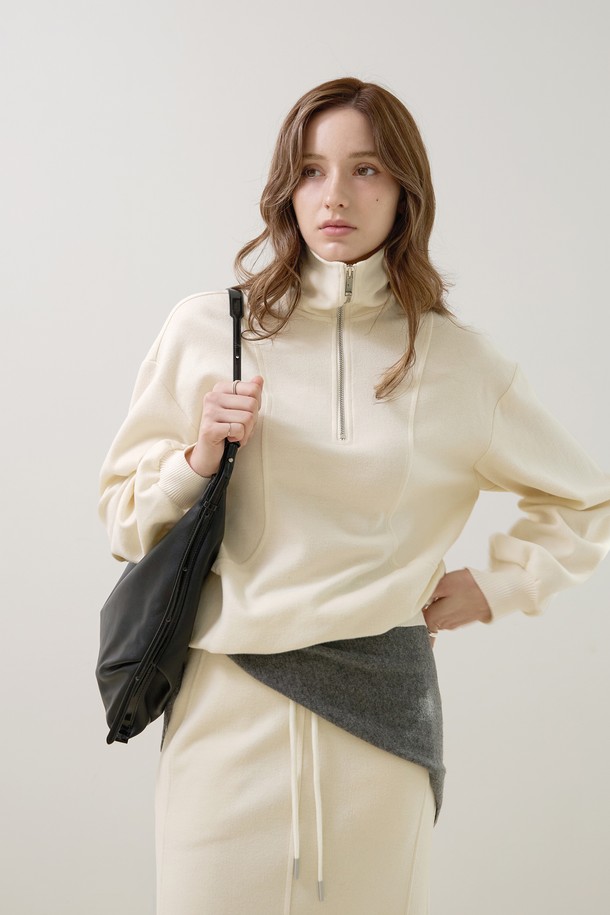 **커브 하이넥 하프집업**은 여성 고객을 위한 가을/겨울용 상의입니다. 부드러운 니트 소재로 제작되어 포근한 착용감을 선사하며, 루즈핏으로 편안하게 착용할 수 있습니다. 미니멀하고 베이직한 디자인으로 다양한 스타일 연출에 용이하며, 하이넥과 하프 집업 디테일이 특징입니다. 아이보리와 화이트 두 가지 색상으로 제공됩니다. 무지 패턴의 긴소매 디자인으로 일상에서 활용하기 좋습니다.
