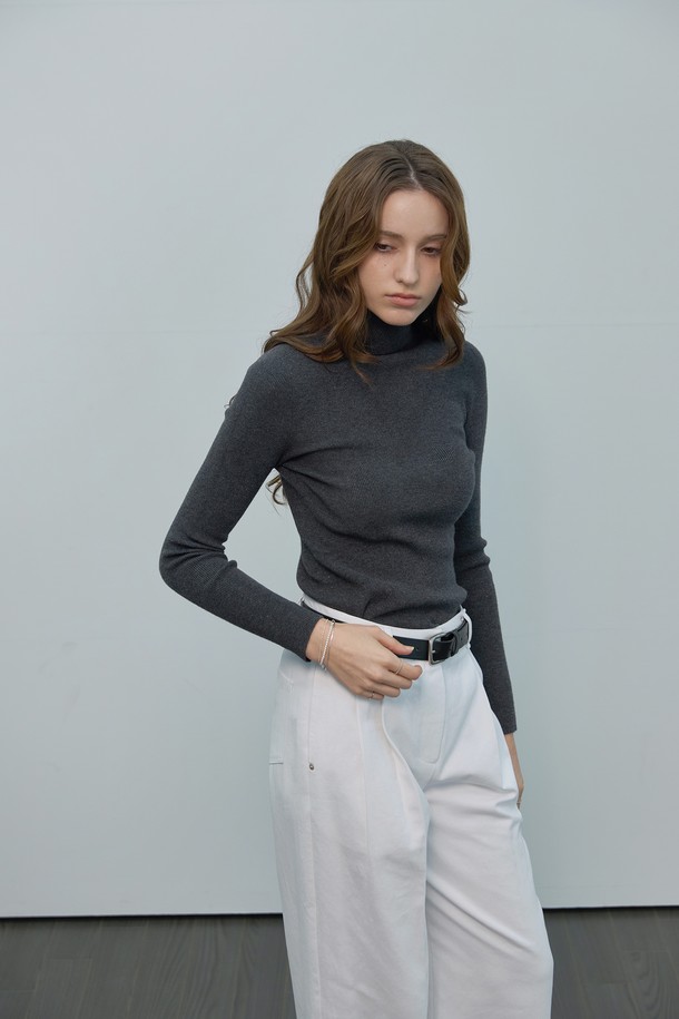 데일리 홀가먼트 터틀넥 니트는 여성스러운 실루엣을 연출하는 슬림핏 니트입니다. 부드러운 촉감의 두꺼운 니트 소재로 제작되어 가을, 겨울철 따뜻하게 착용할 수 있습니다. 차콜 그레이 색상에 심플한 디자인으로, 베이직하고 미니멀한 스타일을 즐기는 분들께 추천합니다. 출근룩과 데이트룩 등 다양한 TPO에 활용 가능하며, 미니멀, 클래식, 캐주얼 스타일을 모두 소화할 수 있습니다. 홀가먼트 기법으로 제작되어 편안한 착용감을 선사하는 데일리 아이템입니다.
