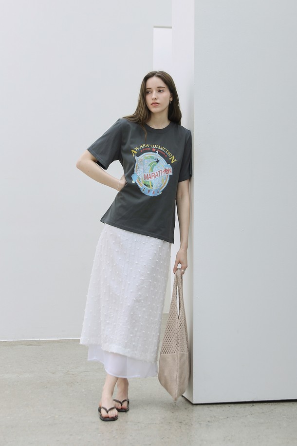 우아하고 베이직한 스타일의 여성용 자가드 레이어드 슬립 원피스입니다. 봄, 여름 시즌에 어울리는 얇은 두께감과 부드러운 촉감, 시원한 착용감을 선사하며, 데일리, 캐주얼, 특별한 날까지 폭넓게 활용 가능합니다. 입체적인 자가드 원단과 레이어드 디자인, 백 슬릿 디테일, 이너 라이닝을 더해 고급스러운 분위기를 연출합니다.
