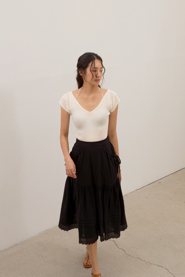 **셔링 티어드 레이스스커트**는 여성스러운 무드를 연출하는 데일리 및 레저용 스커트입니다. 부드러운 면, 레이온, 폴리에스테르 혼방 소재로 제작되었으며, 얇은 두께감으로 봄, 여름 시즌 시원하게 착용할 수 있습니다. 무릎 아래 기장의 플레어 티어드 디자인에 레이스 디테일과 플리츠 밑단, 넉넉한 루즈핏으로 볼륨감 있는 실루엣을 선사하며, 허리 뒷밴딩과 스트링으로 편안하게 실루엣을 조절할 수 있습니다. 블랙, 화이트, 블랙/화이트 세 가지 색상으로 만나보세요.
