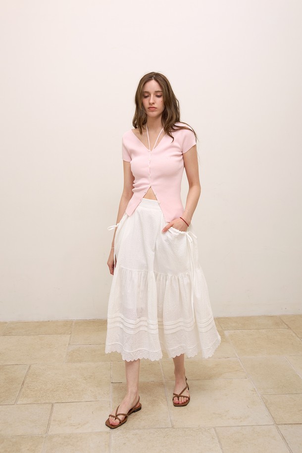 부드러운 촉감의 면, 레이온, 폴리에스테르 혼방 소재로 제작된 셔링 티어드 레이스스커트입니다. 우아하고 페미닌한 무드를 연출하며, 봄과 여름에 어울리는 디자인입니다. 플레어 실루엣과 루즈핏으로 편안함을 더하고, 밑단 턱 디테일, 포켓, 뒷 허리 밴딩, 실루엣 조절 기능으로 실용성을 높였습니다. 블랙과 화이트 두 가지 색상으로 만나보세요.
