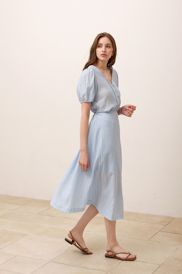 **텐셀 투웨이 브이원피스**는 여성스러운 실루엣을 연출해주는 원피스입니다. 부드러운 촉감의 레이온, 나일론, 폴리에스테르 혼방 소재로 제작되었으며, 봄, 여름에 시원하게 착용하기 좋습니다. 슬림핏, 레귤러핏, 루즈핏으로 연출 가능하며, 앞면 컷아웃 디테일, 벌룬 소매, 뒷면 허리 스트링, 앞면 버튼 여밈, 투웨이 착용이 가능한 디자인으로 우아하고 페미닌한 스타일을 완성합니다.
