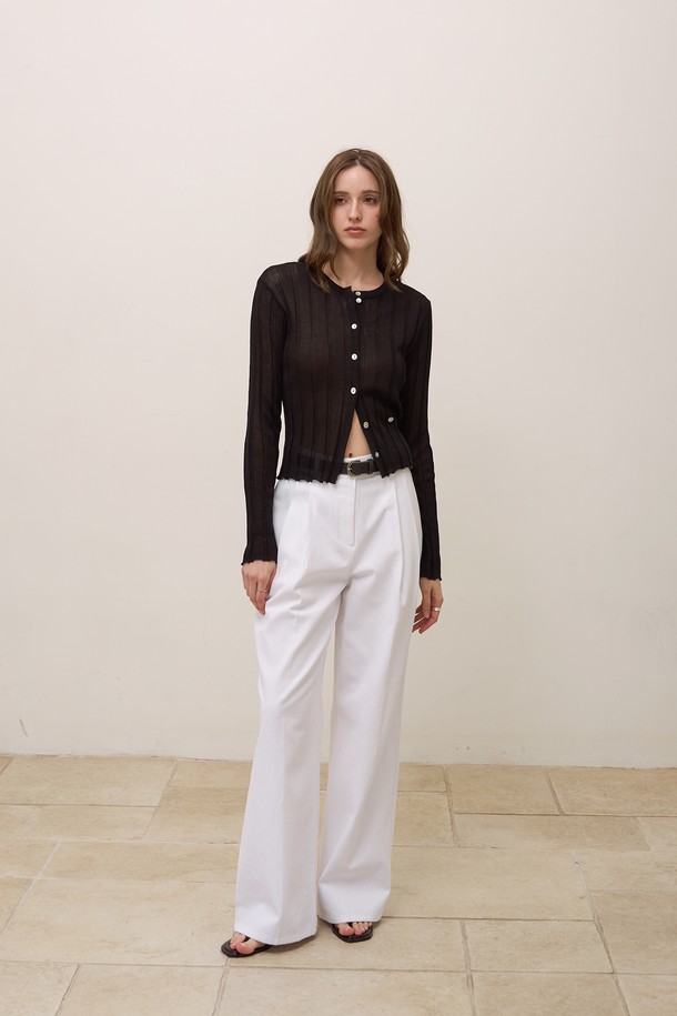 **리브드 시스루 가디건**은 여성스러운 실루엣을 연출하는 상의입니다. 시원한 착용감의 폴리에스테르와 나일론 혼방 소재로 제작되었으며, 슬림핏과 긴 소매, 라운드넥 디자인이 특징입니다. 봄, 여름 시즌에 어울리는 얇은 두께감과 시스루 소재, 골지 패턴이 은은한 매력을 더하며, 앞면 버튼 여밈과 장식 디테일로 포인트를 주어 오픈 가디건 또는 풀오버로 다양하게 활용 가능합니다. 화이트와 블랙 두 가지 색상으로 만나보세요.
