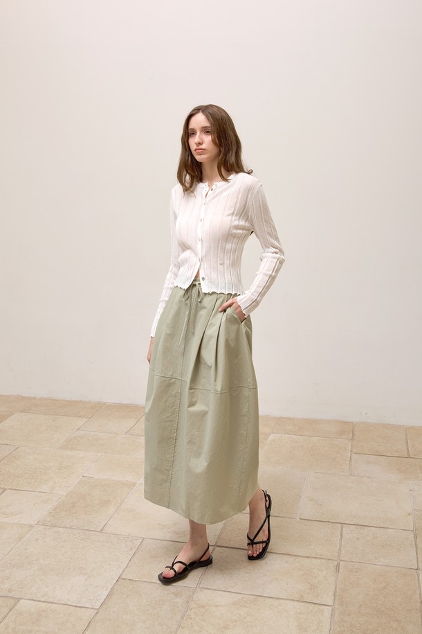 얇고 시원한 촉감의 리브드 시스루 가디건입니다. 슬림핏으로 여성스러운 실루엣을 연출하며, 봄, 여름 시즌에 활용하기 좋습니다. 라운드넥에 긴 소매, 골지 패턴과 시스루 소재, 한쪽 앞면 장식 디테일이 특징이며, 오픈형 또는 풀오버 스타일로 다양하게 연출할 수 있습니다.
색상은 화이트와 블랙 두 가지로 출시되었습니다.
