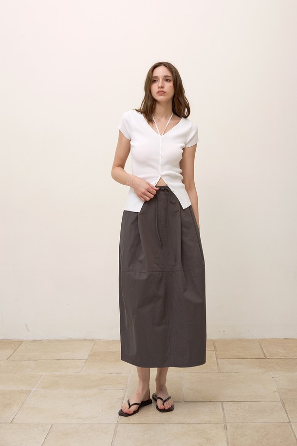 **코튼 스트링 벌룬스커트**

부드러운 면 소재와 바이오워싱 공법으로 제작되어 편안한 착용감을 선사하는 코튼 스트링 벌룬스커트입니다. 허리 스트링 디테일과 뒷면 밴딩으로 허리 라인을 잡아주며, 입체적인 벌룬 핏으로 사랑스러운 실루엣을 연출합니다. 두께감 있는 고밀도 트윌 코튼 원단과 뒷트임 디자인으로, 봄, 여름, 가을 다양한 계절에 캐주얼하게 즐기기 좋습니다. 데일리룩, 동네 마실룩, 카페룩 등 어떤 스타일에도 잘 어울리는 활용도 높은 아이템입니다.
