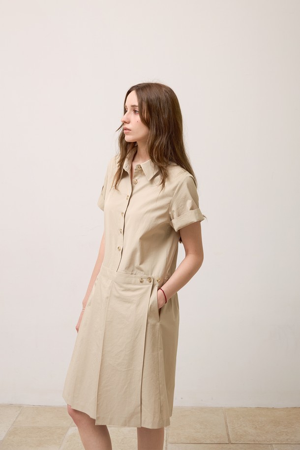 **로우 플리츠 코튼원피스**는 여름철 시원하고 편안하게 즐길 수 있는 여성용 원피스입니다. 부드러운 촉감의 고밀도 코튼 트윌 소재로 제작되어 비침 걱정 없이 착용 가능하며, 셔츠 칼라와 앞면 버튼 여밈 디테일이 특징입니다. 뒷면 허리 스트링으로 실루엣을 조절하여 모던한 스타일을 연출할 수 있으며, 플리츠 디테일이 여성스러운 분위기를 더합니다. 베이지와 블랙 두 가지 컬러로 출시되어 일상 및 여행, 휴가룩 등 다양한 TPO에 맞춰 활용하기 좋습니다. 루즈핏으로 편안함을 강조한 디자인이 돋보입니다.
