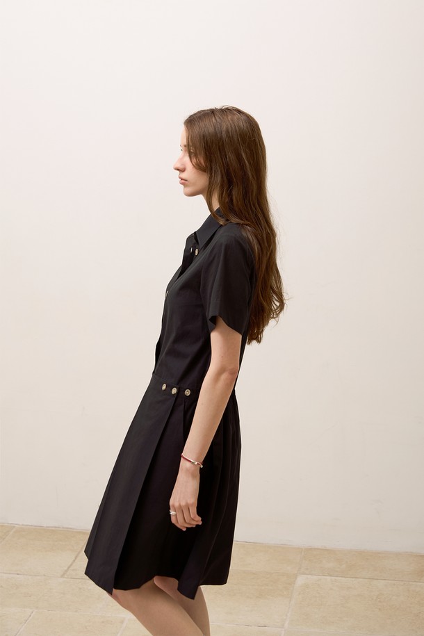 **로우 플리츠 코튼원피스**는 부드러운 면 소재로 제작되어 편안한 착용감을 선사합니다. 셔츠 칼라 디자인에 앞면 버튼 여밈으로 깔끔한 분위기를 연출하며, 허리 스트링으로 실루엣을 조절하여 다양한 스타일을 연출할 수 있습니다. 봄, 여름 시즌에 어울리는 얇은 두께감과 플리츠 치마 타입으로 여성스러운 매력을 더합니다. 베이지와 블랙 두 가지 색상으로 제공되며, 모던, 미니멀, 클래식, 캐주얼 스타일을 즐기는 분들께 데이트룩, 카페룩으로 추천합니다. 
