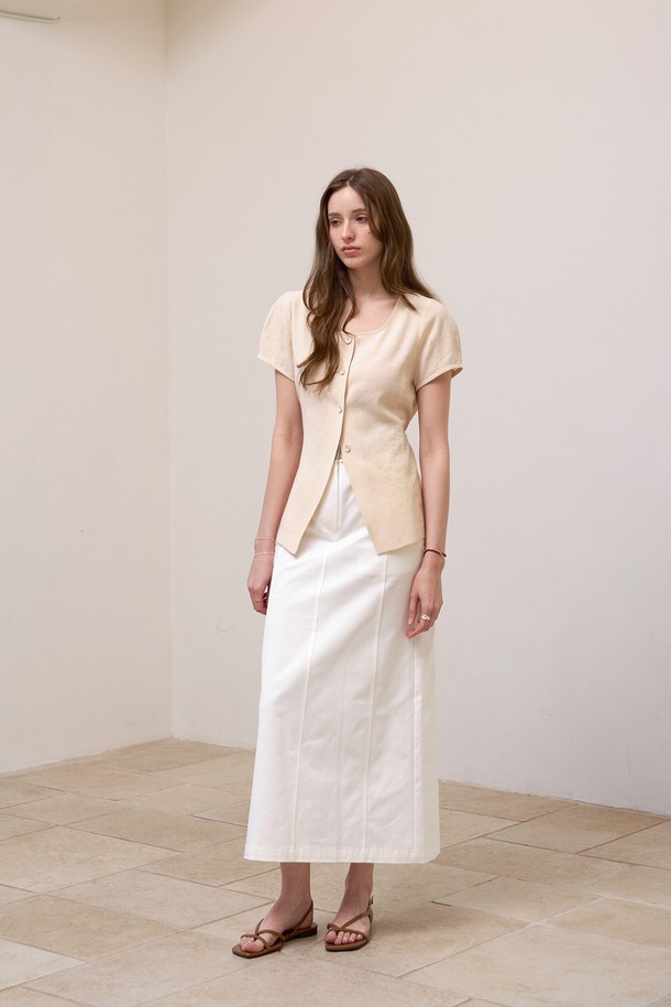 **하프 벨티드 오픈블라우스**는 레이온, 폴리에스터, 린넨 혼방 소재로 제작되어 부드러운 촉감을 선사하며, 봄, 여름 시즌에 시원하게 착용하기 좋습니다. 허리 벨트로 실루엣을 조절할 수 있으며, 브이넥 라인과 볼륨 소매 디자인이 페미닌하고 우아한 분위기를 연출합니다. 화이트와 베이지 두 가지 색상으로 출시되었으며, 데일리룩 또는 특별한 날에도 활용하기 좋은 레귤러핏 반소매 블라우스입니다.
