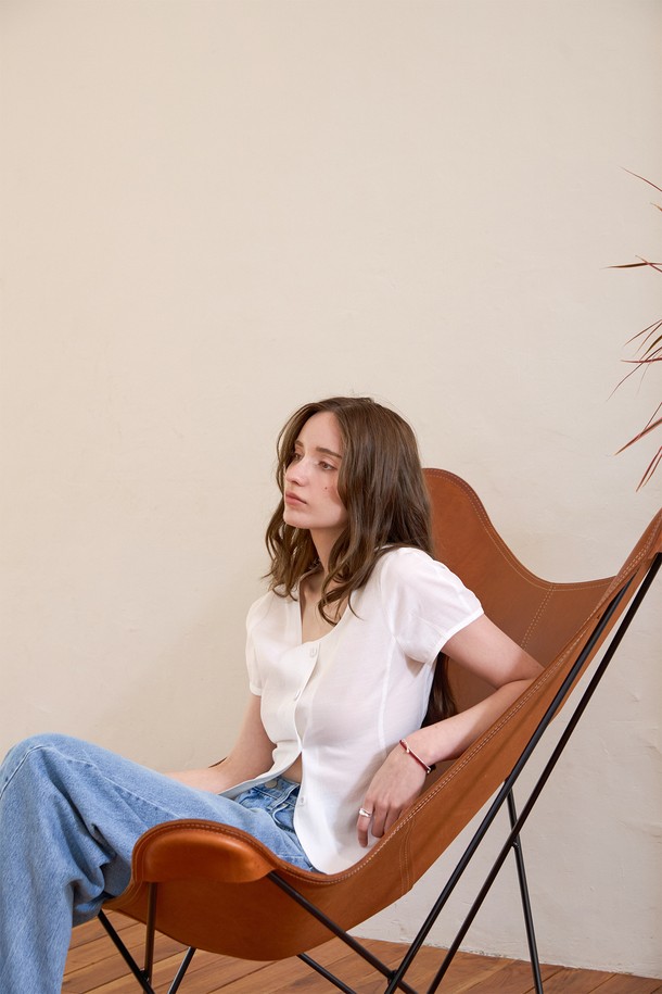 **하프 벨티드 오픈블라우스**는 레이온, 폴리에스테르, 린넨 혼방 소재로 제작되어 부드러운 촉감과 얇은 두께감으로 봄, 여름 시즌 시원하게 착용하기 좋습니다. 페미닌하고 우아한 무드를 연출하며, 허리 벨트로 슬림한 핏을 강조할 수 있습니다. 반소매, 브이넥 디자인에 벨트 포함, 앞면 버튼 여밈 디테일과 볼륨 소매로 포인트를 더한 데일리 블라우스입니다.
