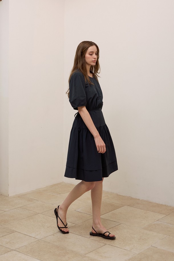 네이비 화이트와 화이트 두 가지 색상으로 출시된 텐셀 티어드 볼륨 원피스입니다. 얇은 두께감의 린넨, 나일론, 폴리에스테르 혼방 소재로 제작되어 부드러운 촉감을 선사합니다. 라운드넥에 반소매 디자인이며, 페미닌한 무드를 연출하는 레귤러핏 티어드 원피스입니다. 벌룬 소매 실루엣과 뒷면 중앙 지퍼, 허리 밴딩, 스트링 디테일이 특징입니다. 데이트룩, 카페룩, 여행룩 등 다양한 TPO에 로맨틱, 미니멀, 클래식 스타일로 연출하기 좋습니다.
