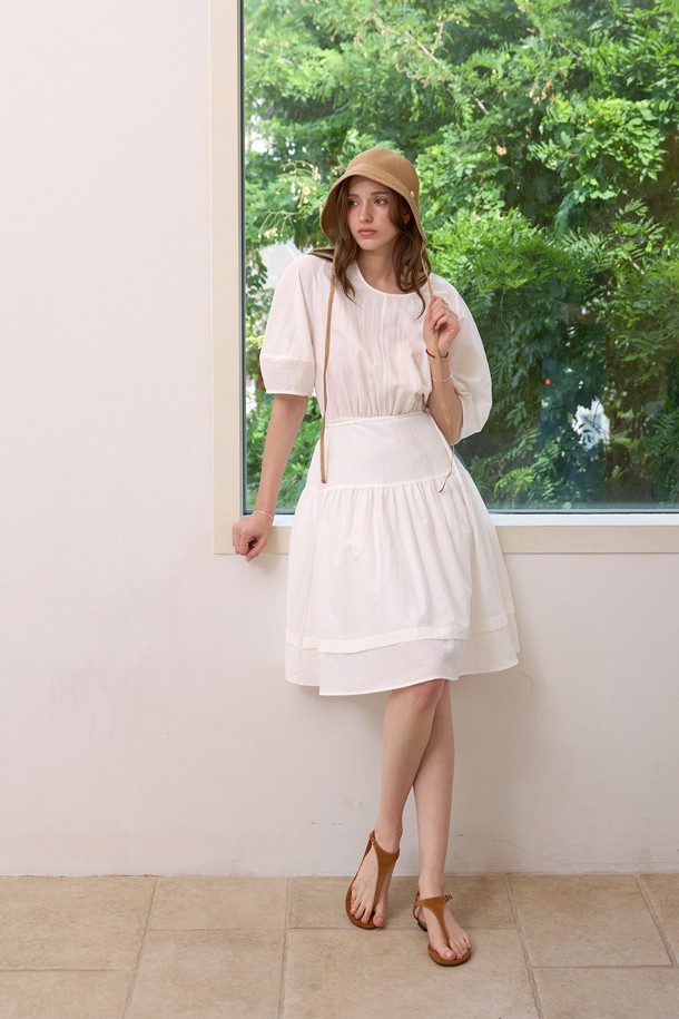 네이비와 화이트 컬러로 출시된 텐셀 티어드 볼륨원피스입니다. 부드러운 텐셀, 나일론, 폴리에스테르 혼방 소재로 제작되어 편안한 착용감을 선사합니다. 라운드넥에 반소매 디자인이며, 벌룬 소매와 티어드 치마가 여성스러운 실루엣을 연출합니다. 백센터 지퍼, 뒷면 허리 밴딩 및 스트링 디테일로 활동성을 더했습니다. 데이트룩, 카페룩, 여행룩 등 다양한 TPO에 클래식, 미니멀, 로맨틱 스타일로 활용하기 좋습니다.
