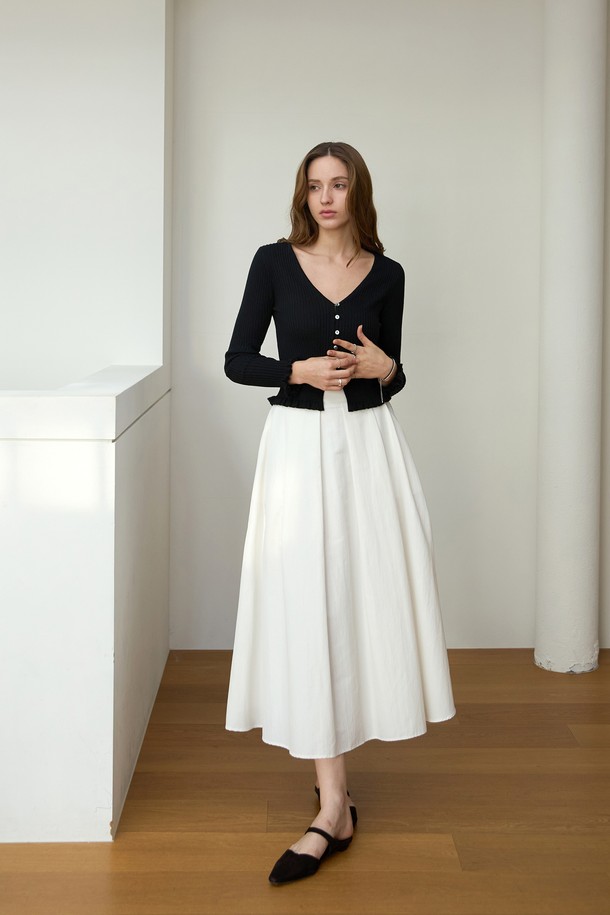 **리브드 프릴 브이가디건**은 여성 의류로, 봄, 가을에 착용하기 좋은 슬림핏 가디건입니다. 블랙과 아이보리 두 가지 색상으로 제공되며, 미니멀하고 페미닌한 스타일을 연출합니다. 브이넥 디자인에 긴소매, 골지 패턴이 돋보이며, 부드러운 촉감의 나일론, 폴리에스테르, 아크릴, 울 혼방 소재로 제작되었습니다. 프릴 디테일이 여성스러움을 더하며, 싱글 버튼 여밈 방식으로 편안하게 착용할 수 있습니다. 데이트룩, 카페룩, 모임룩 등 다양한 TPO에 활용할 수 있으며, 클래식하면서도 미니멀한 스타일을 완성합니다.
