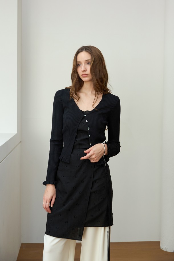 세련된 분위기를 연출하는 자가드 랩 레이어드원피스입니다. 부드러운 레이온과 나일론 혼방 소재로 제작되어 은은한 광택과 편안한 착용감을 선사합니다. 허리 스트랩 디테일과 시스루 디자인, 레이어드 스타일이 더해져 엘레강스한 무드를 자아냅니다. 슬림핏으로 여성스러운 실루엣을 강조하며, 스퀘어넥 라인이 돋보입니다. 봄, 여름 데이트룩, 카페룩, 모임룩 등 다양한 TPO에 맞춰 클래식, 미니멀, 로맨틱 스타일을 연출해보세요.
