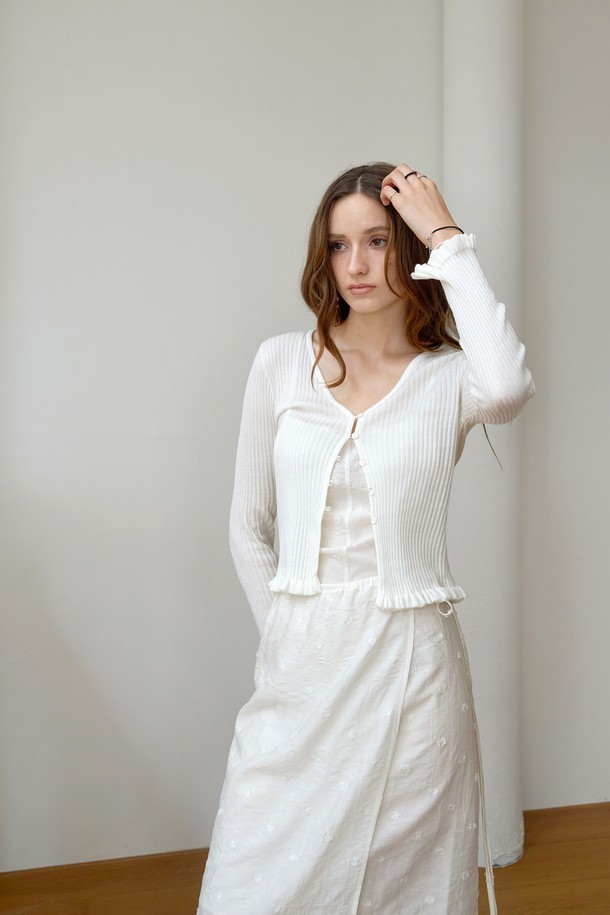 **자가드 랩 레이어드 원피스**는 우아하고 엘레강스한 분위기를 연출하는 여성용 원피스입니다. 봄, 여름 시즌에 어울리는 얇은 두께감과 부드러운 레이온, 나일론 혼방 소재로 제작되어 편안한 착용감을 선사합니다. 랩 스타일의 치마 핏과 도트, 자가드 패턴이 조화롭게 어우러져 세련된 느낌을 줍니다. 슬림핏 또는 레귤러핏으로 연출 가능하며, 허리 스트랩으로 실루엣을 조절하여 다양한 스타일을 연출할 수 있습니다. 데이트룩, 카페룩, 모임룩 등 다양한 TPO에 맞춰 클래식, 미니멀, 로맨틱 스타일을 완성해보세요.
