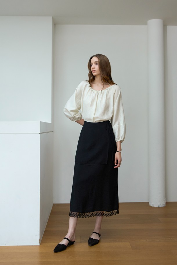 홀터 스트링 볼륨 블라우스는 여성스러운 실루엣을 연출하는 상의입니다. 부드러운 모달, 나일론, 폴리우레탄 혼방 소재로 제작되어 편안한 착용감을 선사하며, 봄, 여름 시즌에 적합합니다. 홀터넥과 보트넥으로 연출 가능한 디자인에 깊은 V넥 라인, 볼륨 소매, 스트링 디테일이 더해져 우아하고 페미닌한 무드를 자아냅니다. 특히 스트링으로 네크라인을 조절하여 다양한 스타일을 연출할 수 있으며, 은은하게 비치는 시스루 디자인으로 포인트를 더했습니다. 데이트룩, 카페룩, 모임룩 등 로맨틱하고 미니멀한 스타일을 연출하기에 좋습니다.
