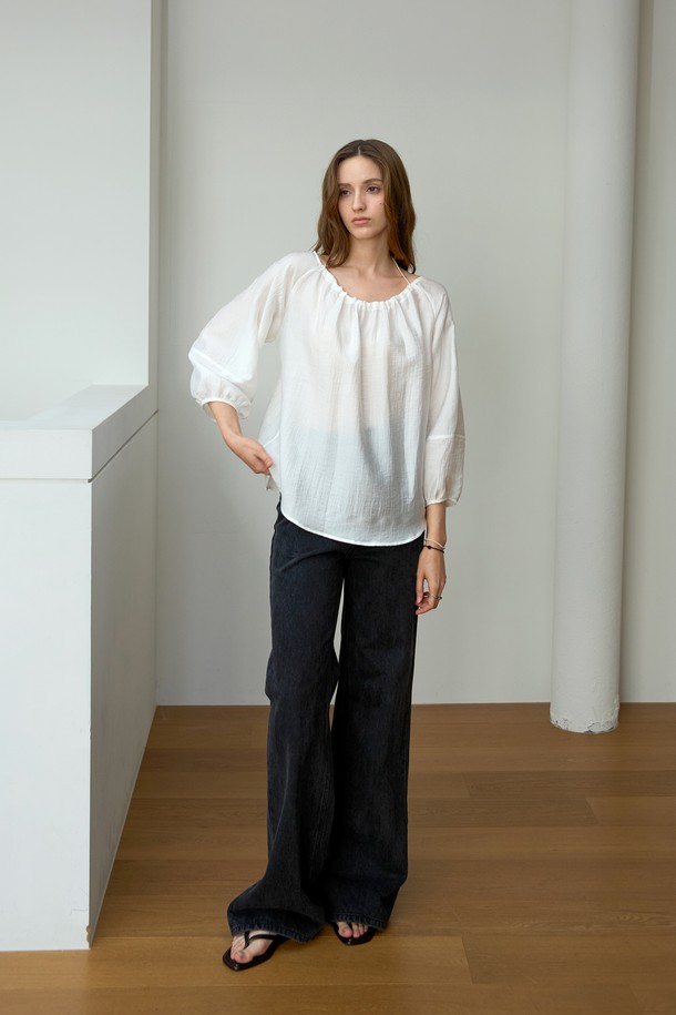 우아하고 클래식한 무드의 홀터 스트링 볼륨블라우스입니다. 부드러운 모달, 나일론, 폴리우레탄 혼방 소재로 제작되어 편안한 착용감을 선사합니다. 얇은 두께감과 반투명 디자인이 시원한 느낌을 주며, 깊은 네크라인과 홀터넥, 보트넥 디자인을 통해 다양한 스타일 연출이 가능합니다. 볼륨 소매와 주름 디테일, 스트링 디테일로 포인트를 더해 데이트룩, 카페룩, 모임룩 등 다양한 TPO에 활용할 수 있습니다. 미니멀, 로맨틱 스타일을 즐기는 여성분들께 추천합니다.
