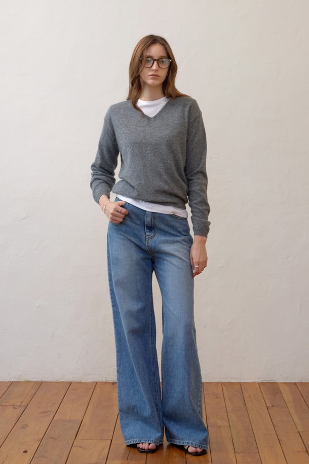 부드러운 촉감이 특징인 소프트 스텐다드 브이넥니트입니다. 알파카, 램스울, 나일론 혼방 소재로 제작되어 사계절 내내 착용 가능하며, 레귤러핏으로 편안한 착용감을 선사합니다. 베이직하고 미니멀한 스타일로 데이트룩, 카페룩 등 다양한 TPO에 활용하기 좋습니다. 소매와 밑단은 립조직 마감으로 깔끔하며, 신축성이 좋아 활동성을 높였습니다. 그레이와 아이보리 두 가지 색상으로 만나보세요.
