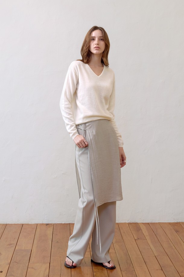 **소프트 스탠다드 브이넥니트**는 부드러운 촉감의 알파카, 램스울, 나일론, 캐시미어 혼방 소재로 제작되어 편안한 착용감을 선사합니다. 베이직하고 미니멀한 스타일로, 오피스룩과 데이트룩 모두 잘 어울리며, 사계절 내내 활용 가능합니다. 레귤러 핏에 긴소매, 깔끔한 브이넥 디자인으로 단독 또는 이너로 다양하게 연출할 수 있습니다. 그레이, 아이보리 두 가지 컬러로 출시되었으며, 소매단과 밑단 립조직 마감으로 깔끔함을 더했습니다. 다양한 스타일링이 가능한 실용적인 아이템입니다.
