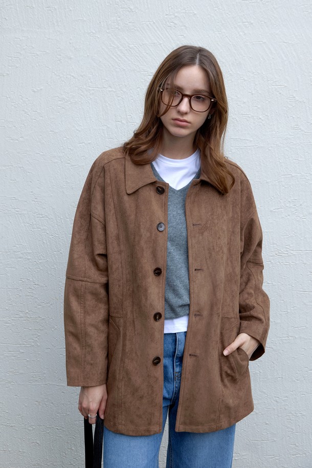 부드러운 촉감의 스퀘어 페이크 스웨이드 재킷입니다. 클래식 카라와 사이드 포켓, 힙선을 커버하는 기장으로, 자연스러운 드레이핑이 돋보이는 디자인입니다. 안감이 있어 편안하게 착용할 수 있으며, 봄, 가을에 데이트룩이나 가을 나들이룩으로 활용하기 좋습니다. 루즈핏으로 제작되어 베이직하면서도 캐주얼한 스타일을 연출할 수 있으며, 무지 패턴의 브라운 컬러로 미니멀하고 클래식한 분위기를 더합니다. 긴소매의 버튼 여밈 방식이며, 폴리에스테르와 폴리우레탄 혼방 소재로 제작되었습니다.
