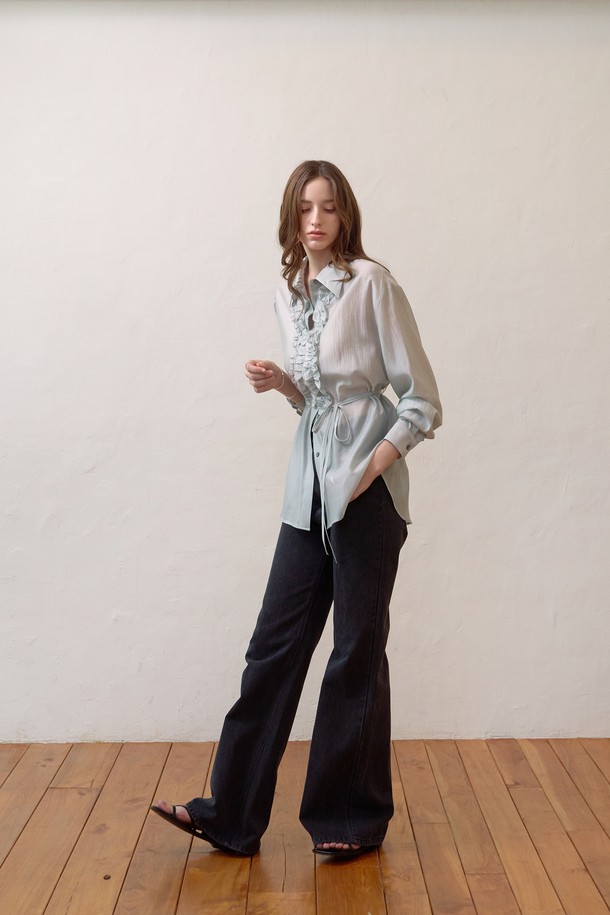 **텐셀 소프트 프릴블라우스**는 부드러운 촉감이 특징인 여성 의류로, 봄, 여름 계절에 어울리는 블라우스입니다. 우아하고 페미닌한 스타일을 연출하며, 칼라넥과 긴소매, 루즈핏으로 편안하면서도 세련된 핏을 선사합니다. 민트 아이보리, 아이보리 두 가지 색상으로 출시되었으며, 프릴 디테일과 히든 버튼, 라운드 밑단, 은은한 광택감이 특징입니다. 벨트가 포함되어 허리 라인을 강조하여 다양한 스타일을 연출할 수 있으며, 데이트룩, 오피스룩, 모임룩 등 TPO에 맞춰 폭넓게 활용 가능합니다. 레이온, 나일론, 아세테이트 혼방 소재로 제작되었으며, 비침이 있으니 이너웨어 착용을 권장합니다.
