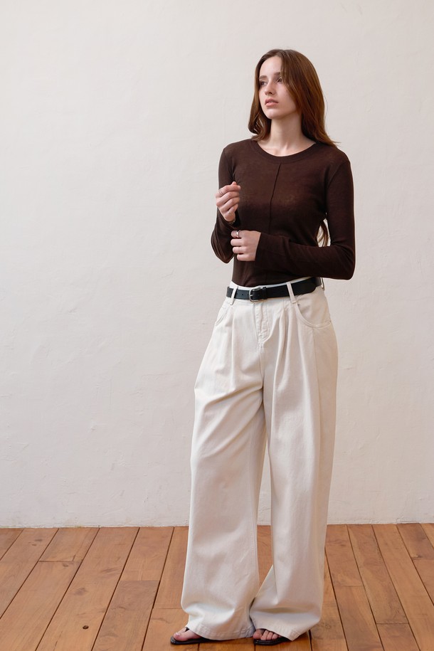 울(wool)과 텐셀 혼방 소재의 여성용 핀턱 라운드 티셔츠입니다. 부드러운 촉감과 얇은 두께감으로 봄, 가을철에 활용하기 좋으며, 슬림핏으로 여성스러운 실루엣을 연출합니다. 베이직하고 미니멀한 디자인으로 다양한 스타일 연출에 용이하며, 핀턱 디테일이 은은한 포인트를 더합니다. 브라운, 브라운/화이트 두 가지 색상으로 출시되었으며, 단독 또는 이너로 착용 가능합니다. 데이트룩, 카페룩과 같은 TPO에 맞춰 스타일링해보세요.
