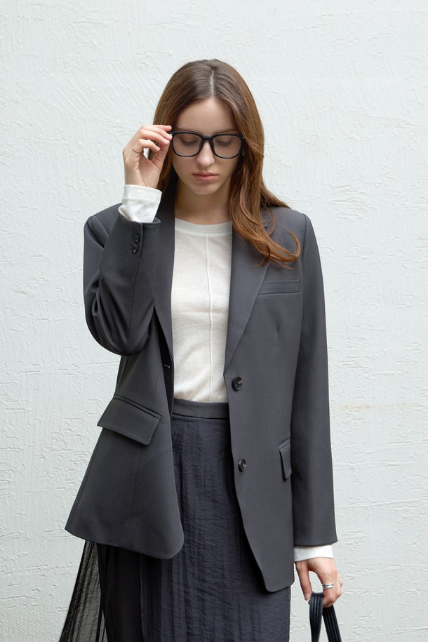 부드러운 울과 레이온 혼방 소재로 제작된 여성용 라운드넥 티셔츠입니다. 슬림핏 디자인과 긴 소매 기장으로, 봄, 가을 시즌에 단독 또는 이너로 활용하기 좋습니다. 브라운 및 브라운/화이트 두 가지 컬러로 출시되었으며, 앞면 핀턱 디테일과 골지 패턴이 특징입니다. 은은하게 비치는 얇은 두께감으로 데이트룩, 카페룩 등 다양한 TPO에 클래식, 미니멀, 캐주얼 스타일로 연출할 수 있습니다. 신축성이 있어 편안한 착용감을 선사합니다.
