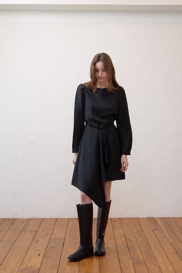 우아하고 로맨틱한 분위기를 연출하는 라인 볼륨 랩원피스입니다. 부드러운 레이온, 나일론, 폴리에스테르 혼방 소재로 제작되어 편안한 착용감을 선사합니다. 허리 라인 버튼 디테일, 앞면 플리츠 디테일, 볼륨 소매, 무릎 기장, 플로잉 실루엣이 특징이며, 블랙과 아이보리 두 가지 컬러의 스트라이프 패턴으로 만나보실 수 있습니다. 데이트룩, 모임룩, 소개팅룩 등 특별한 날, 당신의 스타일을 더욱 돋보이게 할 아이템입니다. 봄, 가을 시즌에 적합하며, 레귤러핏 라운드넥 디자인에 안감이 있어 비침 걱정 없이 착용 가능합니다.
