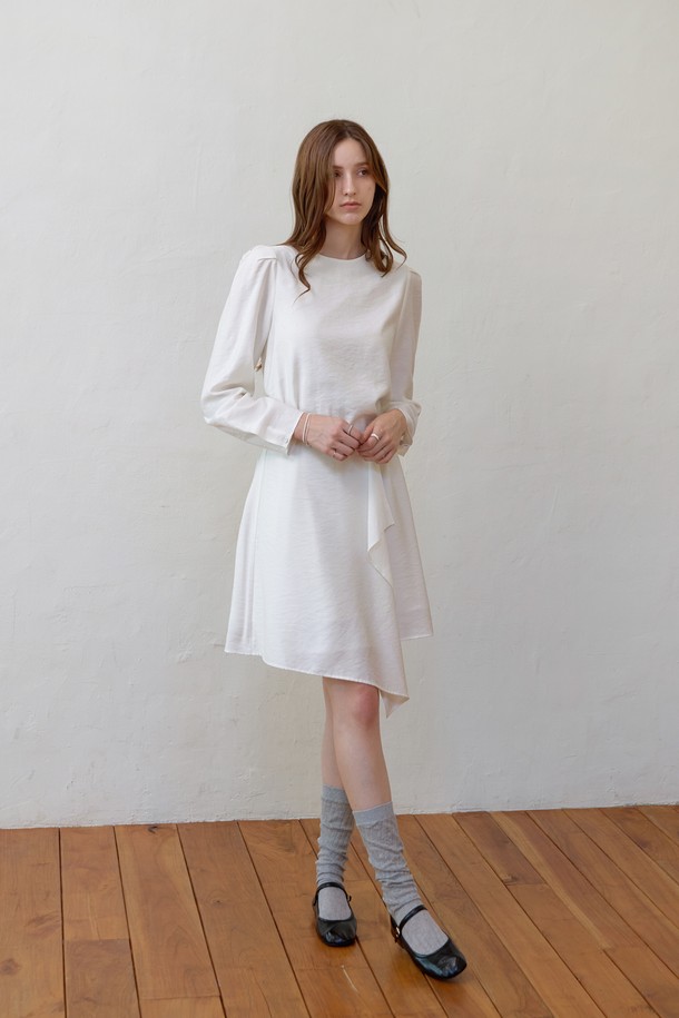 세련된 무드의 여성 라인 볼륨 랩원피스입니다. 라운드넥 디자인과 긴 소매 기장으로, 봄, 가을 시즌에 적합합니다. 미니멀하고 우아한 스타일을 연출하며, 랩 스타일 디자인과 볼륨감 있는 실루엣이 특징입니다. 데이트룩, 모임룩, 소개팅룩 등 다양한 TPO에 활용하기 좋습니다. 화이트 컬러의 무지 디자인으로, 클래식하고 로맨틱한 스타일을 완성해보세요.
